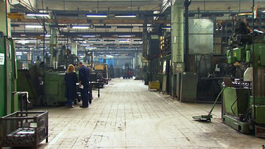 Das Innere einer Fabrikhalle mit Maschinen | Bild: BR