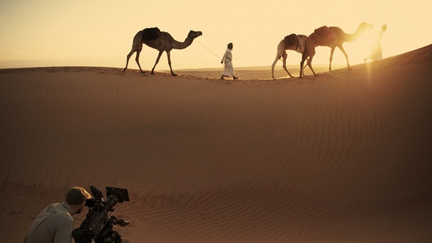 In der Rub al-Chali, der größten Sandwüste der Welt, filmt Kameramann Rolf Steinmann traumhafte Szenen von Beduinen und ihren Dromedaren. | Bild: NDR/NDR/BBC/Toby Nowlan 2013