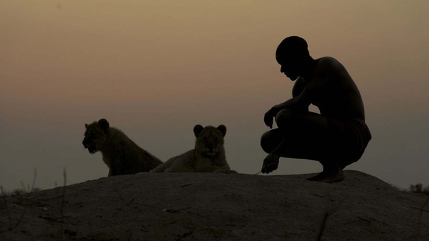 Namibia: San mit Löwenjungen | Bild: BR
