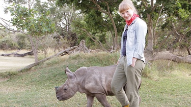 Ganz nah am Nashorn/Paula begleitet ein kleines Nashorn | Bild: TEXT + BILD Medienproduktion