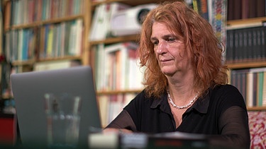 Die Kulturwissenschaftlerin Susan Arndt am Laptop | Bild: BR