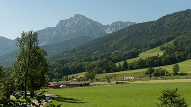 Vom Dorfrand Anger in Oberbayern im Berchtesgadener Land aus Blick über die Berge auf das Hochstaufen Massiv | Bild: BR/Christine Meder