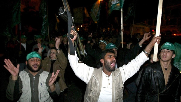 Hamas feiert Wahlsieg 2006 in palästinensischen Autonomiegebieten | Bild: picture-alliance/dpa
