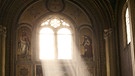 Licht fällt in Streifen durch ein Fenster der Ludwigskirche in München | Bild: picture-alliance/dpa