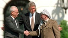 Nahost-Abkommen am 13. September 1993 in Washington: Jitzchak Rabin, Bill Clinton, Jassir Arafat (v.l.n.r.) | Bild: picture-alliance/dpa