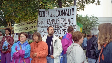Kanalgegner demonstrieren mit Transparenten am 25. September 1992 gegen die Naturzerstörung | Bild: picture-alliance/dpa