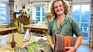 Aus Lederhosenresten und bunten Stoffen gestaltet Michael Aigner aus Berchtesgaden kleine Taschen. Die Spenden dafür kommen Hilfsprojekten in Peru zugute. | Bild: BR / Julia Seidl