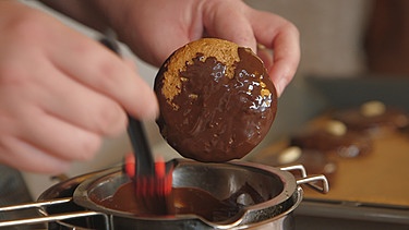 Topinambur-Lebkuchen werden mit Schokoladenglasur bestrichen | Bild: BR