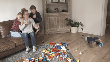 Mutter Susanne Kermer mit ihren Kindern: Videocall zur Oma | Bild: BR