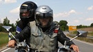 Malte Arkona mit Tom Staudt auf dem Motorrad | Bild: BR