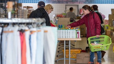 Im "Warenladen Fluthilfe" der Caritas werden kostenlos Waren an Betroffene ausgegeben | Bild: picture-alliance/dpa