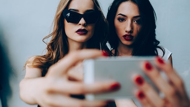 Zwei Frauen machen Selfies | Bild: colourbox.com