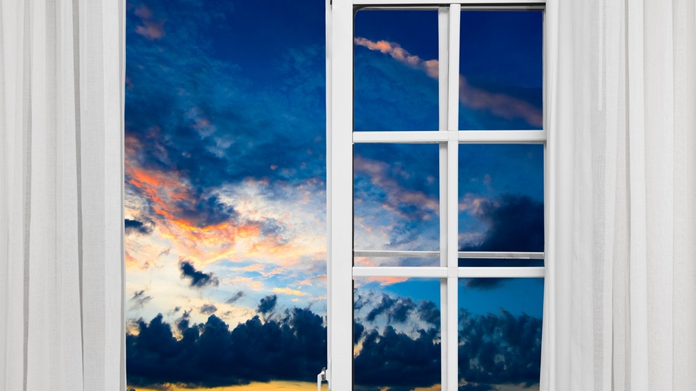 Ein offenes Fenster mit Blick in eine Traumlandschaft.  | Bild: colourbox.com