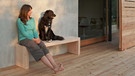 Die Bauherrin genießt die Abendsonne mit Hund Lotte. | Bild: Barbara Maurer