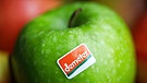 Demeter Aufkleber auf einem Apfel | Bild: picture-alliance/dpa | David Ebener