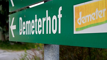 Wegweiser zu einem Demeter-Hof | Bild: picture alliance / Caro | Scheffbuch