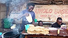 Chapati-Bäcker in Kenia | Bild: picture alliance / photothek | Ute Grabowsky