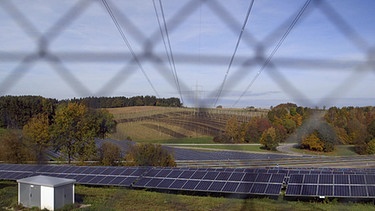 Solarfelder neben landwirtschaftlich bestellten Feldern | Bild: BR/Christian Meckel