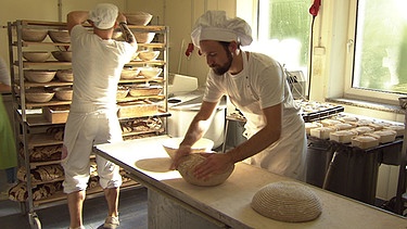 Manuel Grundei und Nico Federmann in ihrer Bio-Bäckerei in Grünwald | Bild: BR