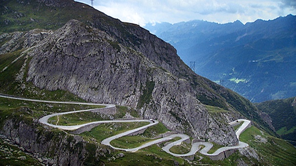 Val Tremola - das Tal des Schreckens und Zitterns. Der schwierigste Straßenabschnitt erstreckt sich auf der steilen Südseite des Gotthards. Auch heute noch. | Bild: BR