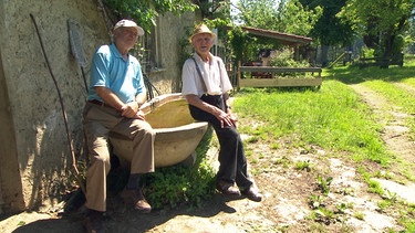 Georg (l.) und Wolfgang Stuffer und ihr Brunnen am Samerberg | Bild: BR
