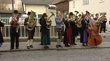 Der Niederbayerische Musikantenstammtisch spielt vor der Kirche. | Bild: BR