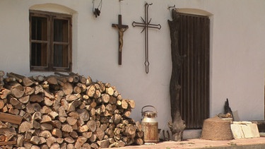 Unter unserem Himmel - Bauernhausgeschichten (Leben mit einem Denkmal): Zwei Kreuze hängen neben der Tür vom Bauernhaus in Vilsbiburg im Landkreis Landshut | Bild: BR