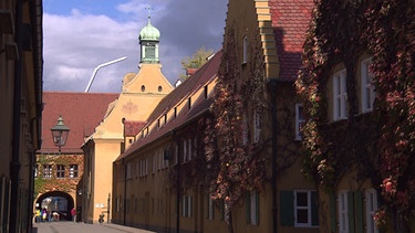 Unter unserem Himmel - Damals in Augsburg: Häuserfront mit Efeu bewachsen unter blauem Himmel, Fuggerei | Bild: BR