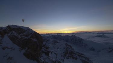 Der Gipfel der Zugspitze bei Sonnenaufgang. | Bild: BR