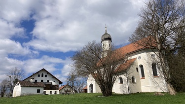 Osterbräuche: Der Weiler Huppenberg liegt zwischen Bad Tölz und Königsdorf. Die Kirche ist der Hl. Margaretha geweiht | Bild: BR/Leonhard Schwarz