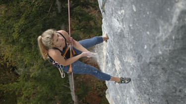 Die höchsten ihrer Art: Die angehende Bergführerin Esther Baum beim Klettertraining Training in der Berchtesgadener Bischofswand | Bild: BR