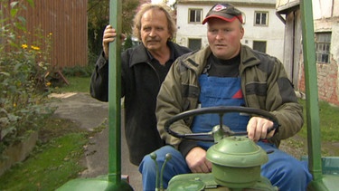 Josef Sauter(rechts)  ist Landwirt und Ortschronist in Zaiertshofen. Heio Letzel (links) besucht ihn.  | Bild: BR