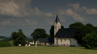 Unter unserem Himmel - Die Dörfer am Staffelberg: Die Adelgundiskapelle ist ein Zentrum des kirchlichen Lebens rund um den Staffelberg. | Bild: BR