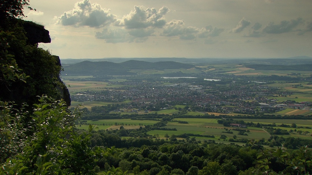 Unter unserem Himmel - Die Dörfer am Staffelberg: Ausblick vom Hausberg hinein ins Obermaintal und den Lautergrund | Bild: BR