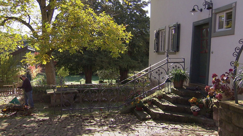 Das ehemalige Forsthaus im Dorf Hassenbach bei Bad Kissingen ist von einem parkartigen Garten umgeben. | Bild: BR/Rupert Heilgemeir