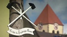 Unter unserem Himmel - Die Fronberger Kirwa: Zwei Hammer hängen überkreuzt an einem Baum, darunter ein Schild mit der Aufschrift: "Es lebe die Fronberger Kirwa" | Bild: BR