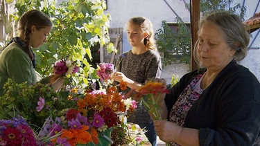 Anna Troll beim Blumenbinden mit Praktikantinnen | Bild: BR
