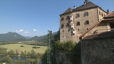 Unter unserem Himmel - Im Grazer Bergland: Burg Rabenstein erhebt sich einen Kilometer südlich von Frohnleiten und wurde vom Grazer Unternehmer Peter Hochegger gekauft und renoviert. | Bild: BR