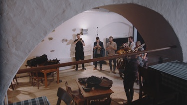 Im Salzstadel, einem Wirtshaus aus dem 16. Jahrhundert in Krems, probt die Gruppe Federspiel. | Bild: BR