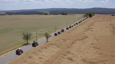 Unterwegs zur jährlichen Traktorparade in Poppenhausen, die tausende Besucher anlockt. | Bild: BR/Pascal Hoffmann