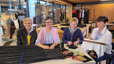 Mundarten rund um Lindau: In der Vorarlberger Juppenwerkstatt werden historische Frauentrachten nach alten Techniken gefertigt. | Bild: BR/Dieter Nothhaft