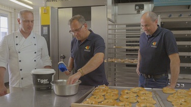 Geschichten aus dem Drei-Franken-Eck: In der Bäckerei von Joachim Müller wird zusammen mit den Drei-Franken-Bürgermeistern an einer Salzbreze gearbeitet | Bild: BR