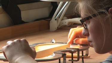Unter unserem Himmel - Junge Instrumentenbauer: Junge Instrumentenbauerin in der Geigenbauschule Mittenwald | Bild: BR