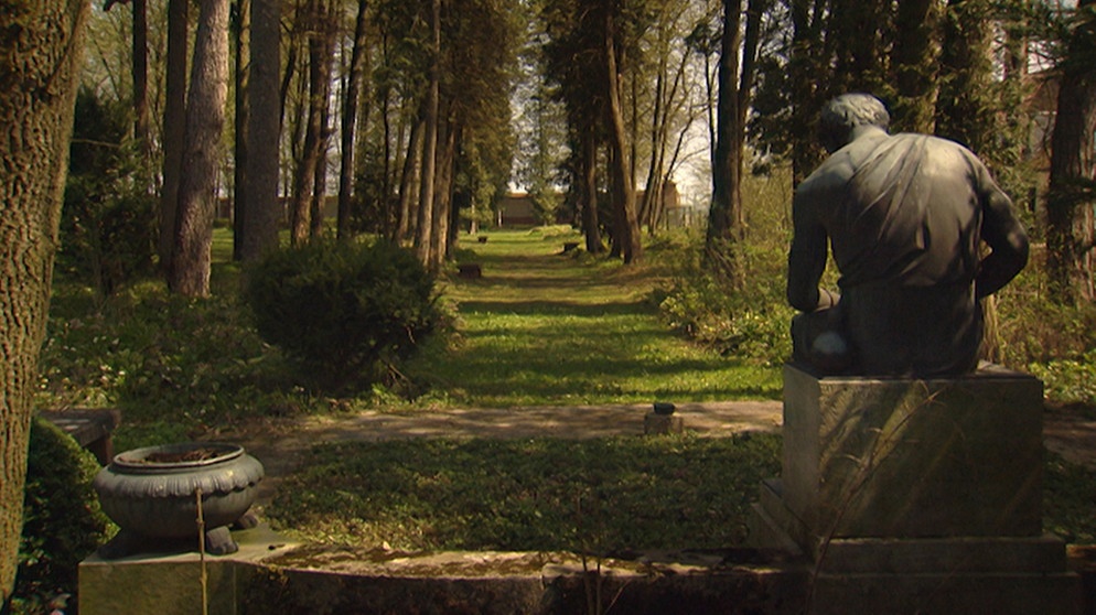Unter unserem Himmel - Leben mit einem Denkmal - Parkgeschichten: Denkmal im Kurpark von Mittenwald | Bild: BR