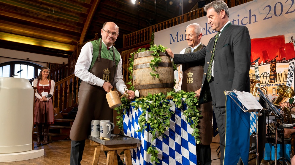 Von links: Albert Füracker (Staatsminister der Finanzen und für Heimat), Dr. Michael Möller (Brauereidirektor Hofbräu München) und Dr. Markus Söder (Bayerischer Ministerpräsident) beim Maibockanstich. | Bild: BR/Ralf Wilschewski