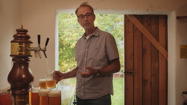 Zoigl: Reinhard Fütterer, der Wirt vom Schafferhof, beim Ausschenken seines Zoigl-Biers. | Bild: BR/Michael Zametzer