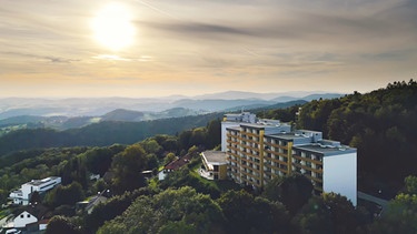 Ferienträume im Bayerischen Wald: Rund 30 Jahre lang war der „Ferienpark Geyersberg“ ein gut gebuchtes Urlaubsparadies. | Bild: BR