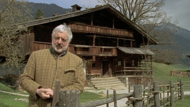 Tiroler Hoagascht - Zum 80. Geburtstag von Sepp Eibl: Sepp Eibl steht vor einem Haus aus Holz | Bild: BR