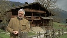 Tiroler Hoagascht - Zum 80. Geburtstag von Sepp Eibl: Sepp Eibl steht vor einem Haus aus Holz | Bild: BR