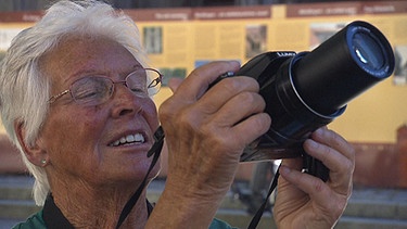 Heidi Källner, aktive Storchenschützerin, dokumentiert mit der Kamera | Bild: BR